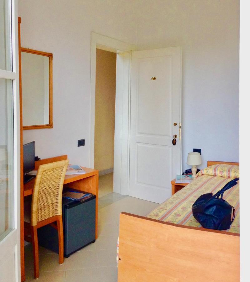 Hotel Villa Fiorisella มารีนา ดิ มาซซา ภายนอก รูปภาพ